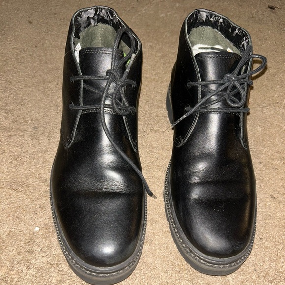 Timberland Black Chukka Boots with Minimalist Design - Picture 5 of 7